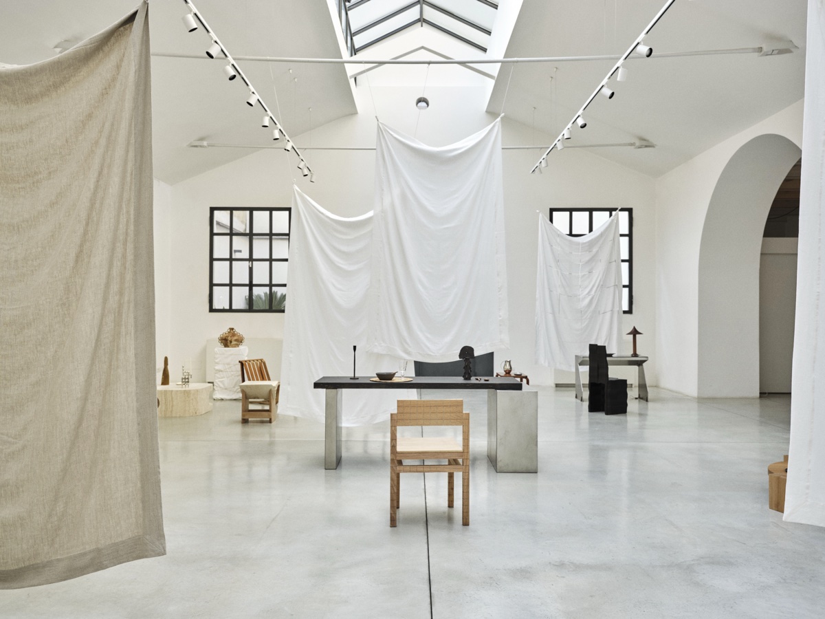 The table room — stone, linen and oak