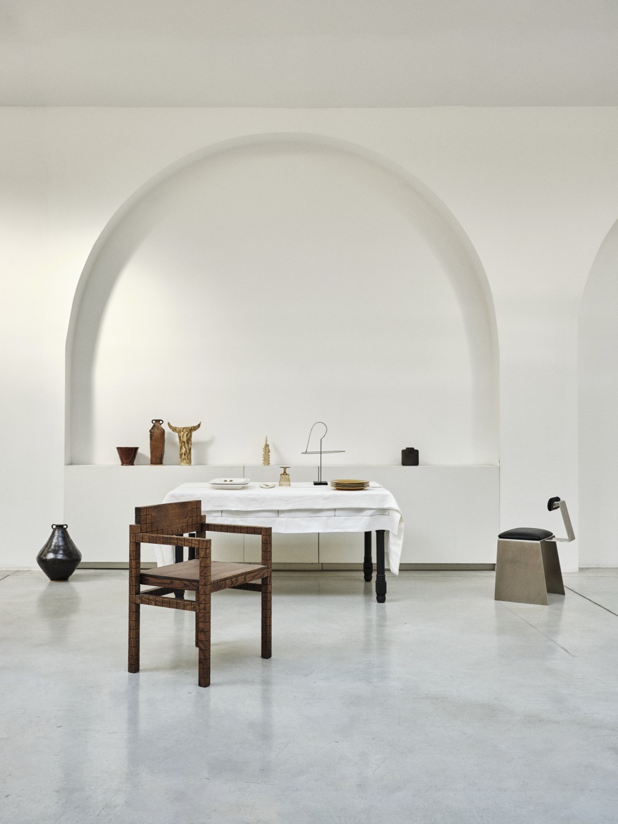 Silla 023 — teak and leather, under the arch