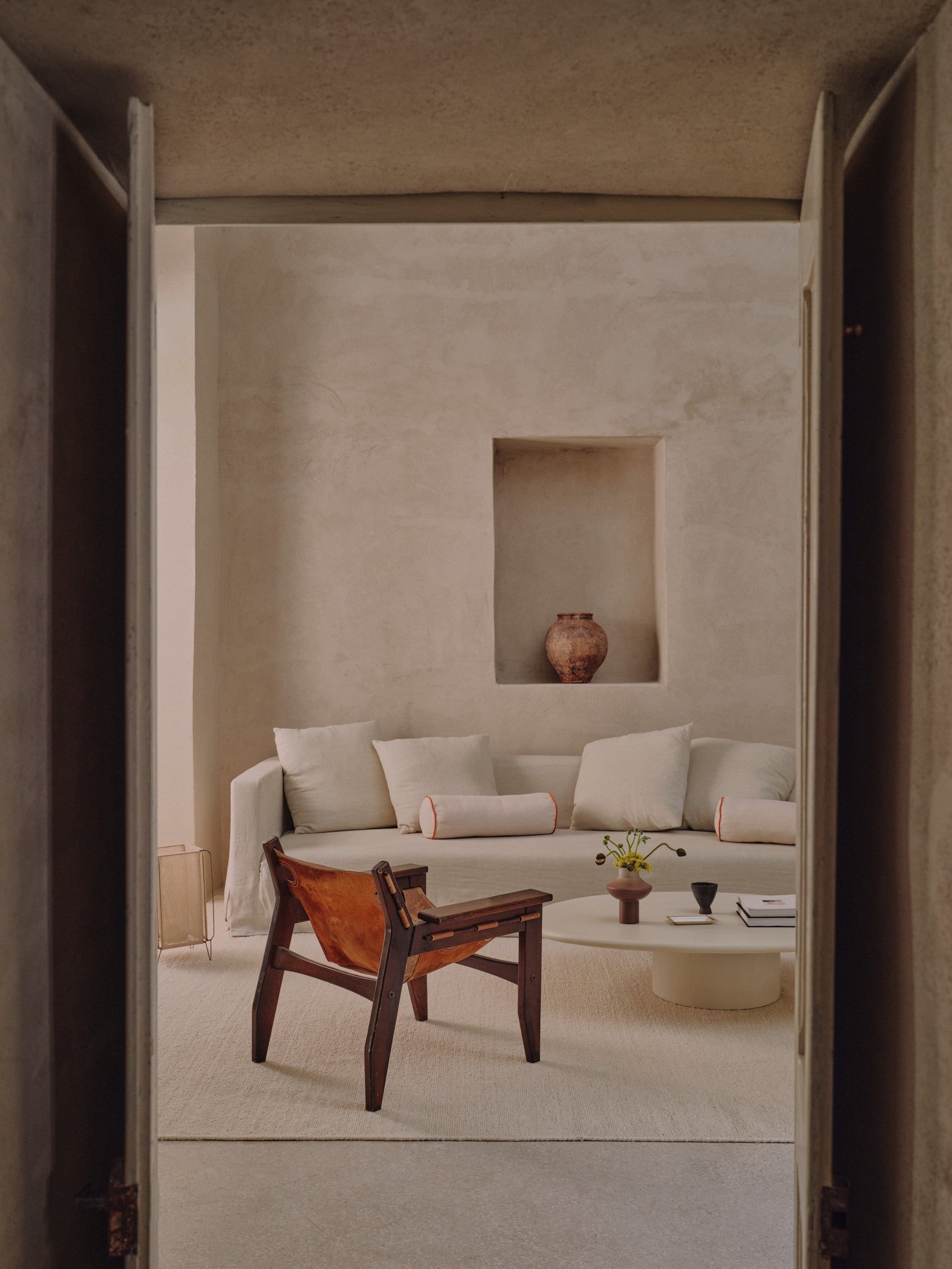 Salon — terracotta in the niche
